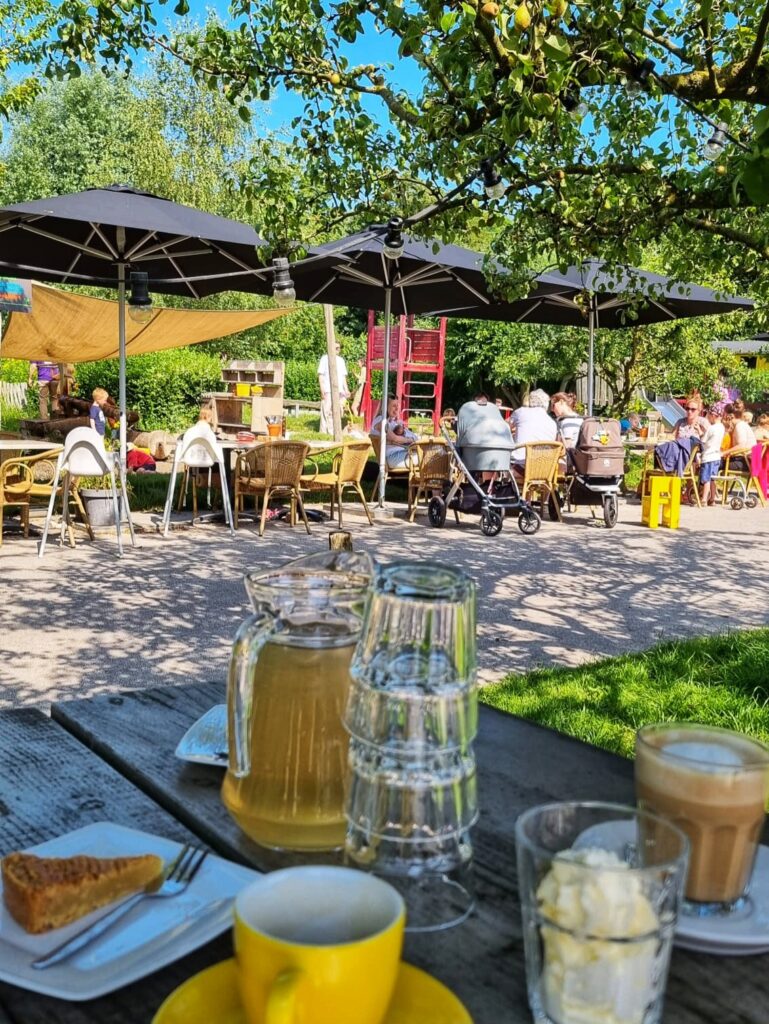 De Moestuin, speelhoek en speeltuin, koffie en lunchen met kinderen in Utrecht tips