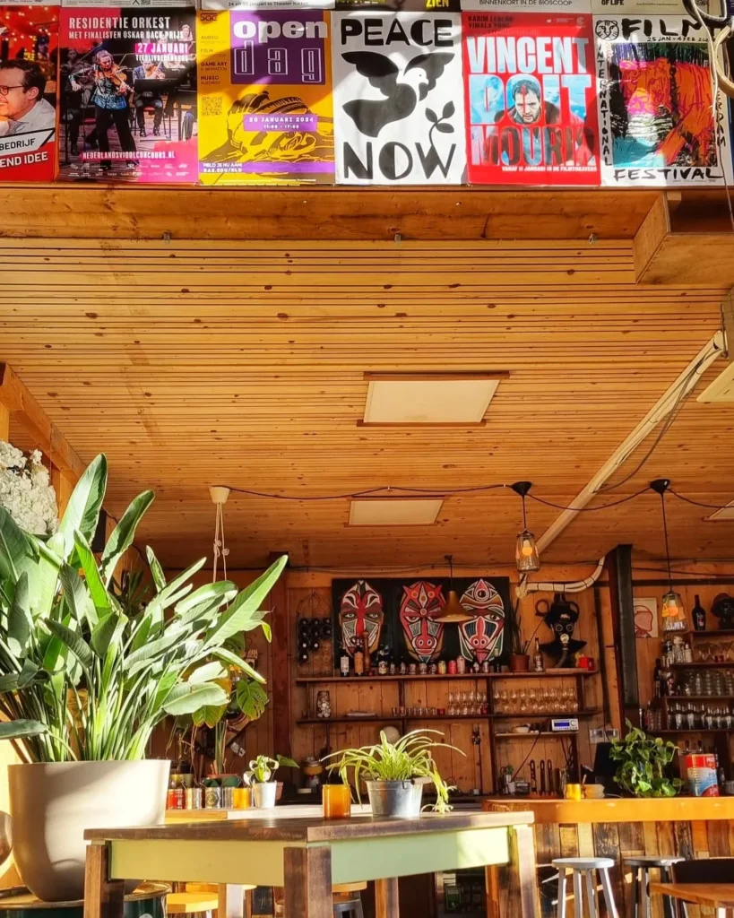 Warmoes Utrecht Zuilen; koffie, lunch en borrelen met terras