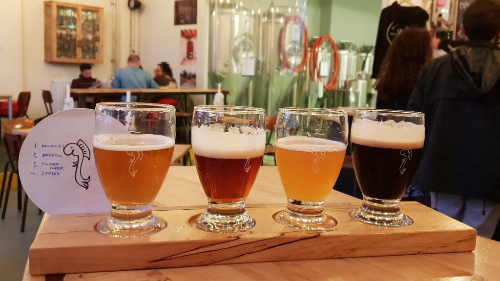Proefglaasjes in brewpub de Kromme Haring, Utrecht