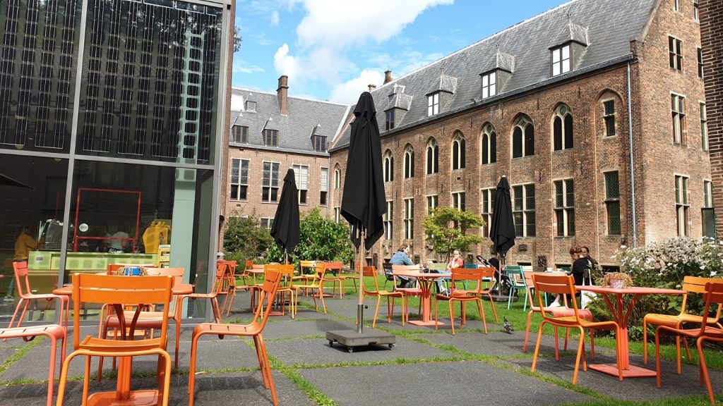 Terras van het museumcafé Centraal Museum in Utrecht centrum