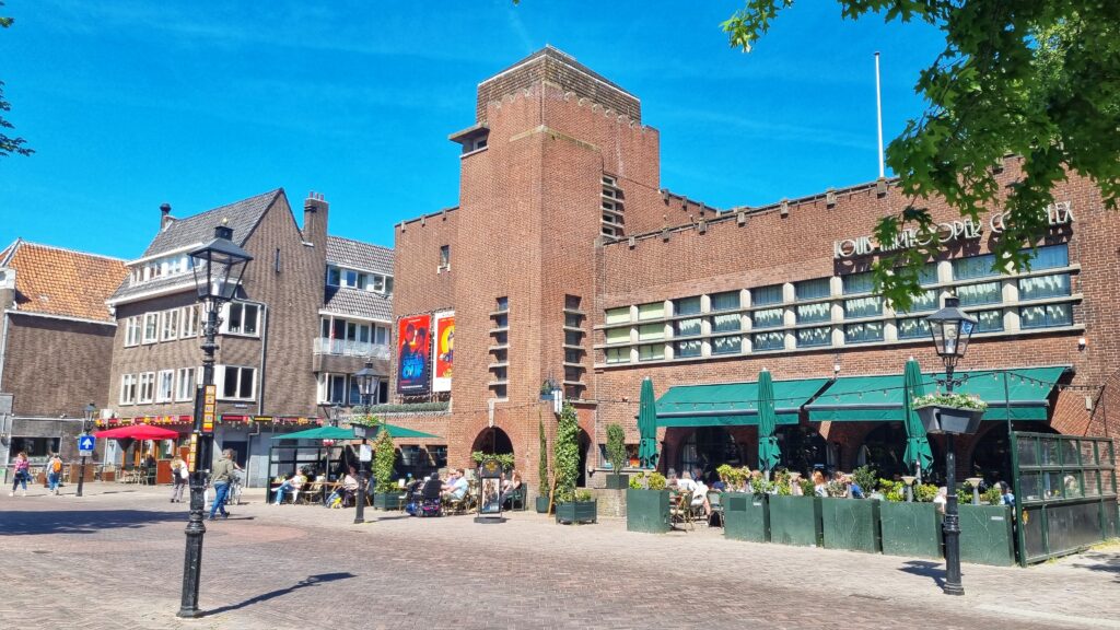 Filmhuis Louis Hartlooper Complex; zonnig terras Ledig Erf