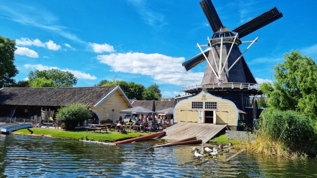 Molen de Ster, Utrecht Lombok, terras aan het water