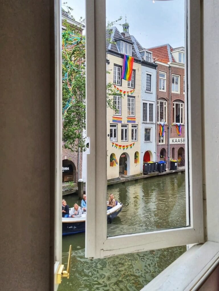 Uitzicht op de gracht vanuit koffiebar Tijm in Utrecht Centrum