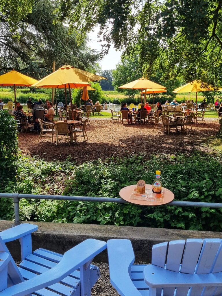 Theehuis Rhijnauwen: pannenkoeken eten op een zonnig terras aan het water in Amelisweerd (Utrecht)