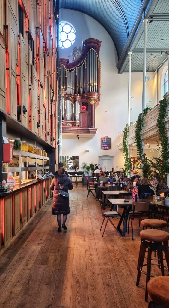 Hotel & Restaurant Bunk, a tip dinner, drinks and hotel rooms in a converted church in Utrecht city center