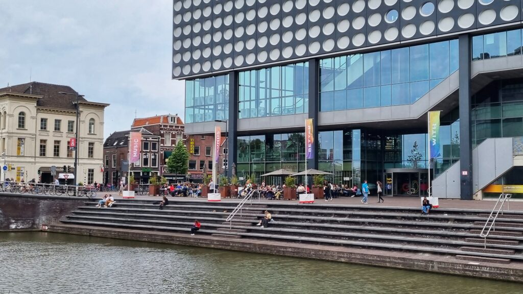 Café Het Gegeven Paard: lunch, cocktails and drinks at waterside terrace in music complex Tivoli in Utrecht city center