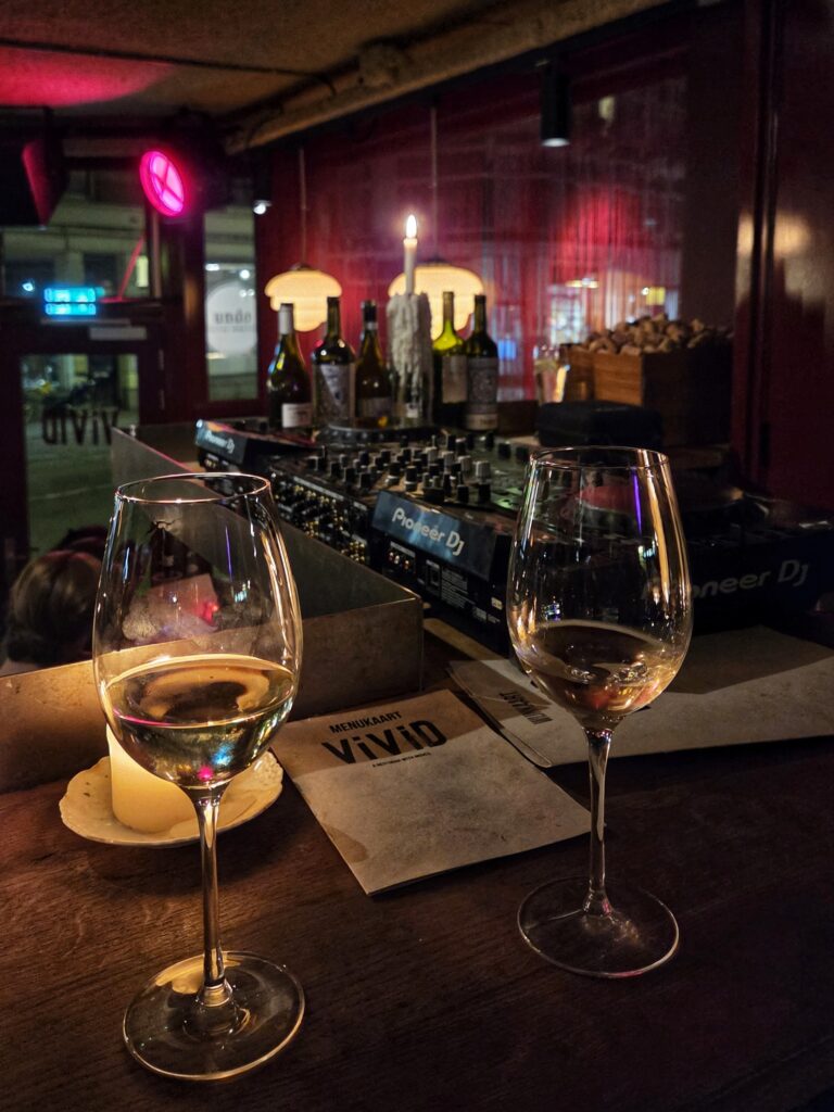 Restobar Vivid: wijnbar Utrecht centrum: tips borrelen in Utrecht (DJ)